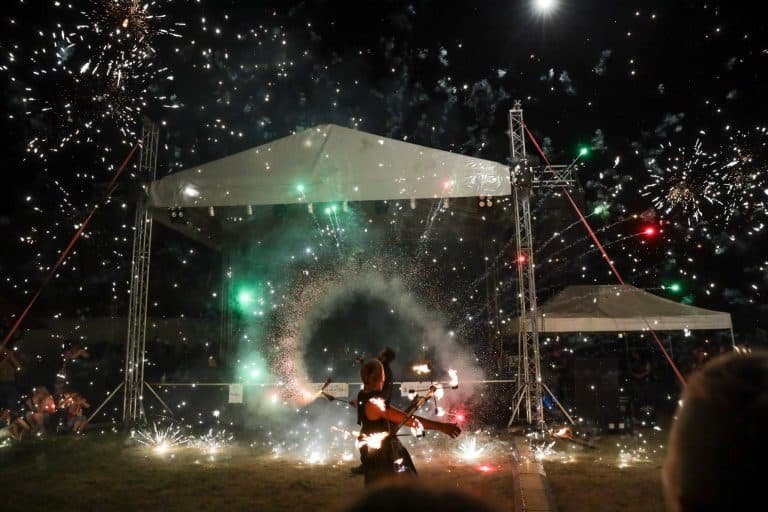 tűzzsonglőr pyrotechnikai effekt