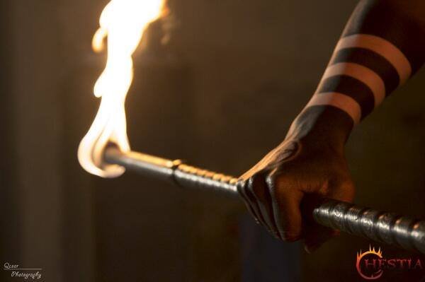 Read more about the article Hogyan növeli a tűzzsonglőr műsor a rendezvény közönségélményét?