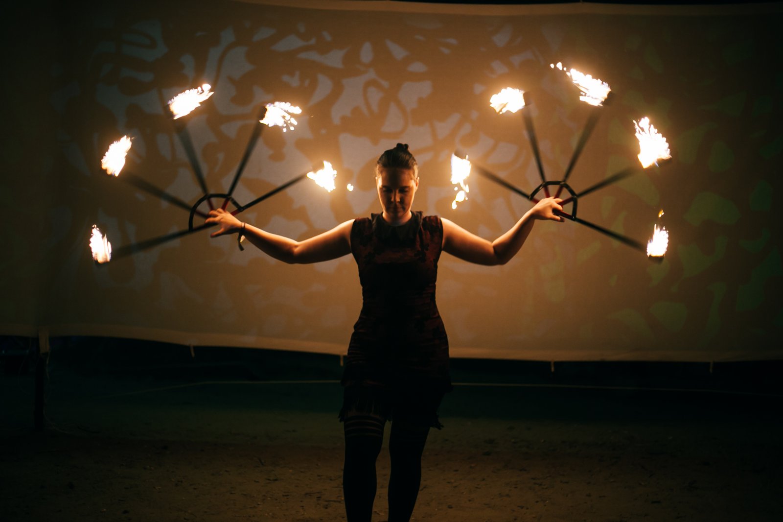 You are currently viewing Tűzzsonglőr fellépők: hogyan válassz megfelelő művészt?